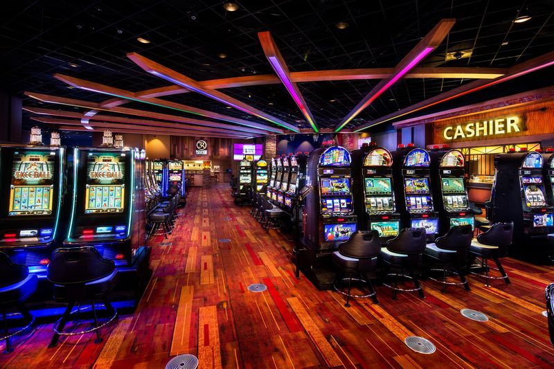 Voyage à travers l’histoire des jeux de casino : des origines aux machines à sous modernes